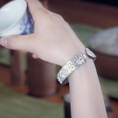 一見傾心的十二花神銀手鐲 智能腕間的詩意綻放
